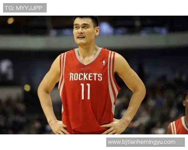 姚明在比赛中精彩跳球进球瞬间引发全场欢呼与热烈反响 姚明在比赛中精彩跳球进球瞬间引发全场欢呼与热烈反响