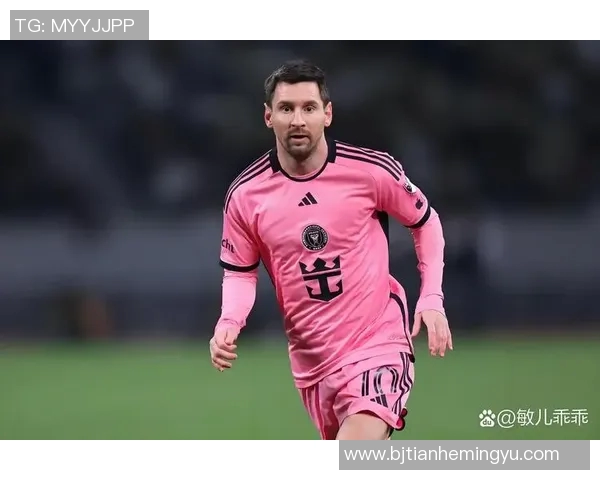 猜一位足球明星的身份，揭开他的传奇故事与辉煌成就，看看你能否猜对他是谁